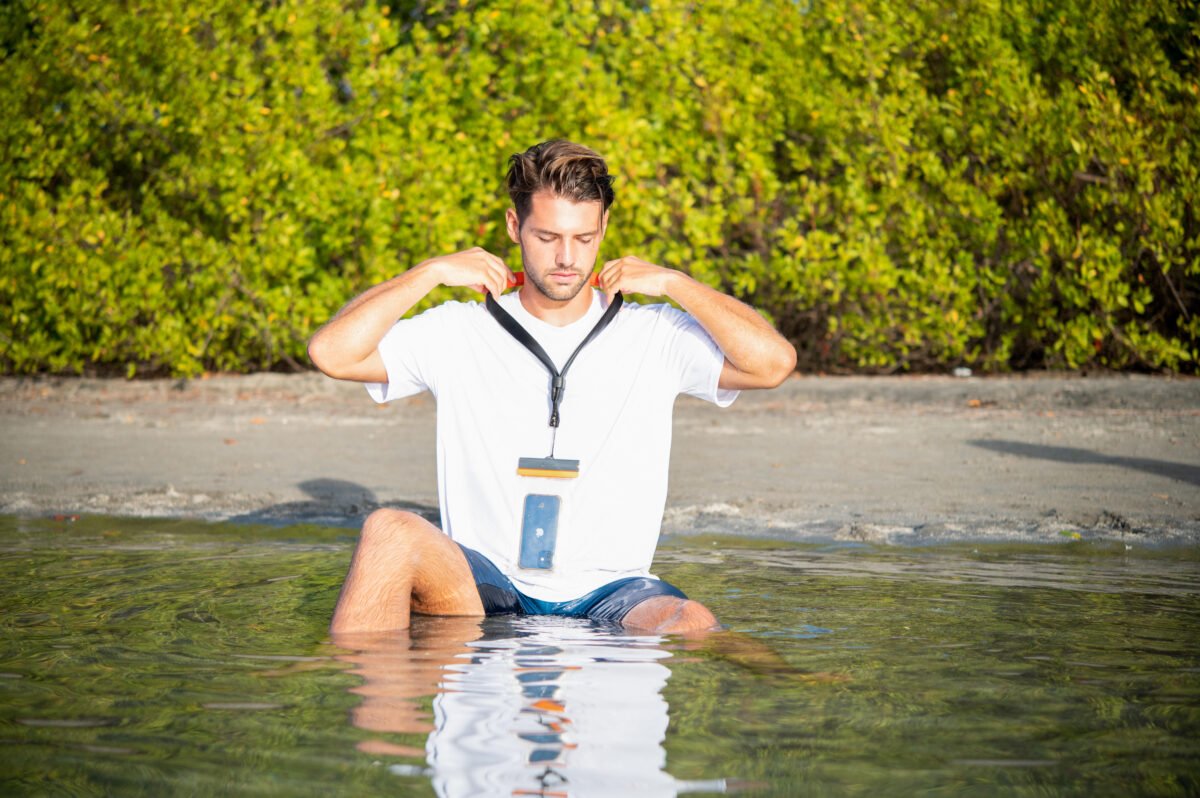 Waterproof Mobile Phone Pouch Large Ipx8 - Image 6